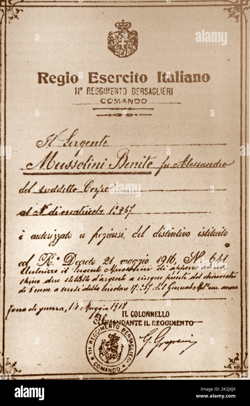 Ce document d'autorisation de Benito Mussolini (1883-1945) un homme politique italien, dictateur, et journaliste, de recevoir l'insigne des blessés et mutilés de la Grande Guerre Banque D'Images
