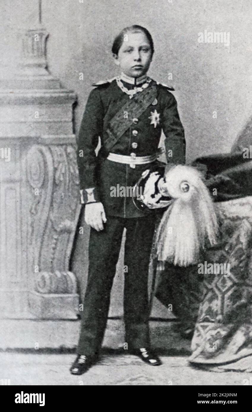 Portrait photographique de Guillaume II, Empereur allemand (1859-1941) à l'âge de 10 ans dans l'uniforme du 1er régiment de Gardes à pied. En date du 19e siècle Banque D'Images