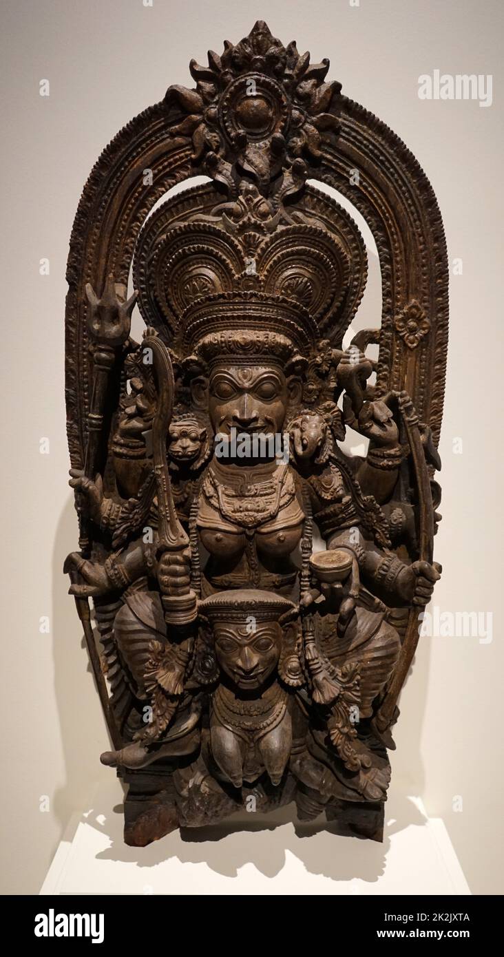Statue d'urgence, représentant la déesse hindoue Kali debout au-dessus de Chamunda (Chamundi), une redoutable aspect de Devi, la Mère Divine hindoue et l'un des sept déesses Matrikas (mère). 16e au 17e siècle. De Kerala, Inde Banque D'Images
