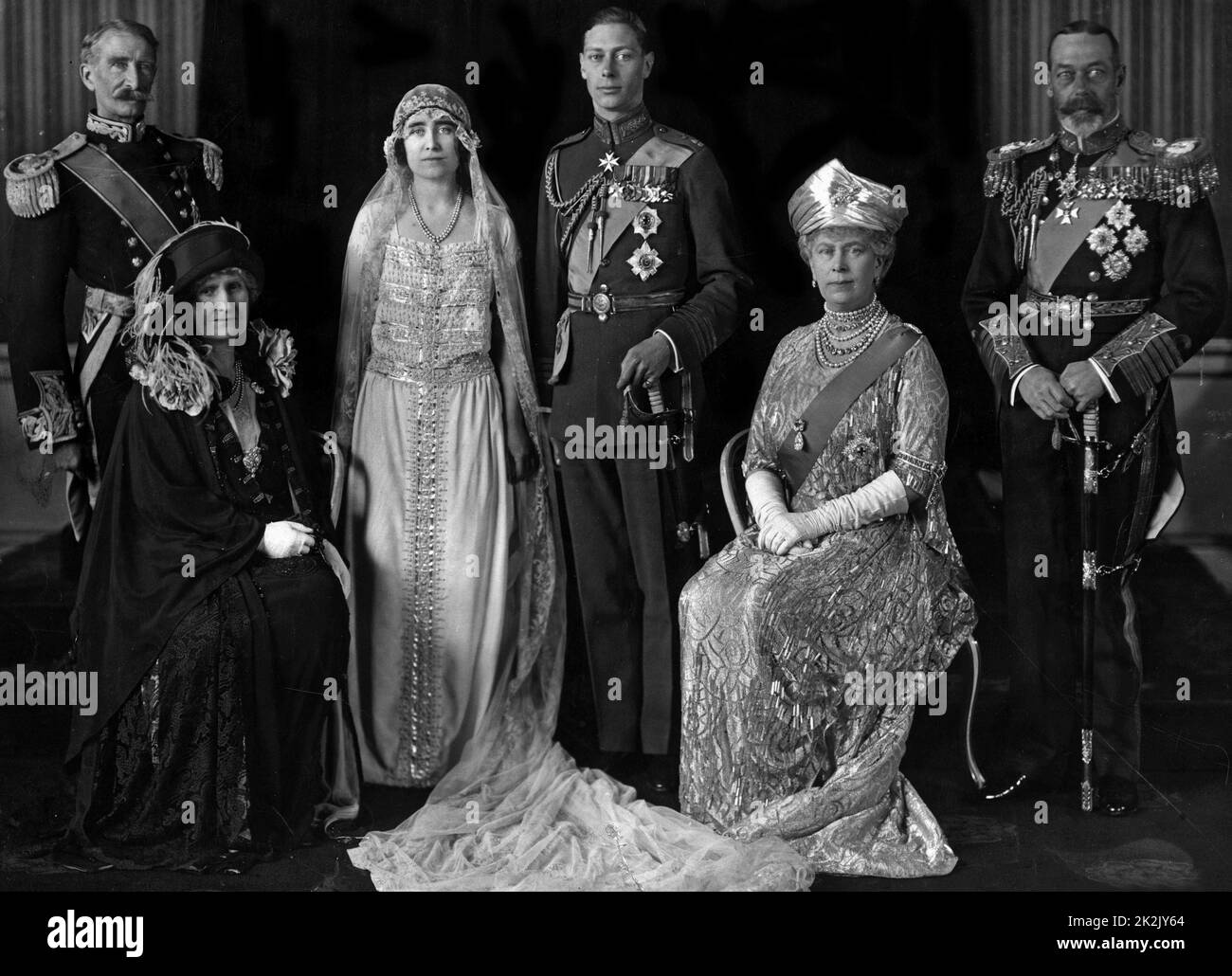 Portrait de mariage du duc et de la Duchesse de York, avec leurs parents, le comte et la comtesse de Strathmore, ainsi que la reine Marie et le roi George V d'Angleterre. (Le duc et la duchesse étaient de devenir le roi George VI d'Angleterre et de la Reine Elizabeth) Photographie prise en avril 1923. Banque D'Images