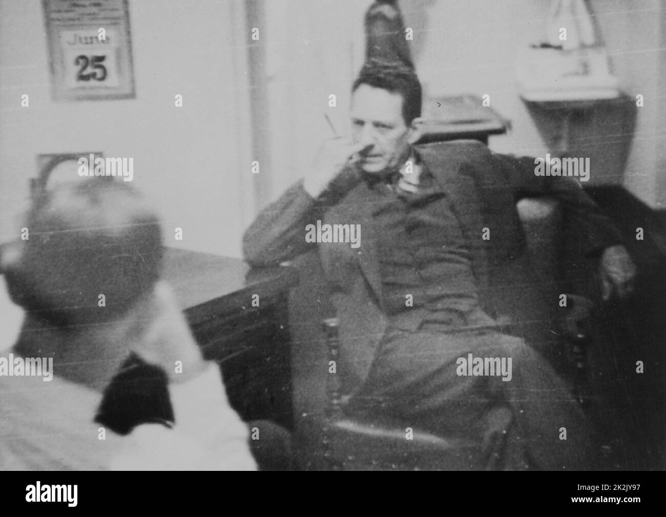 Frederick Duquesne au bureau de Harry Sawyer, 25 juin 1941 une des cinq photographies de l'espion Fritz Duquesne, assis, parlant à Harry Sawyer, intervieweur du FBI. Banque D'Images