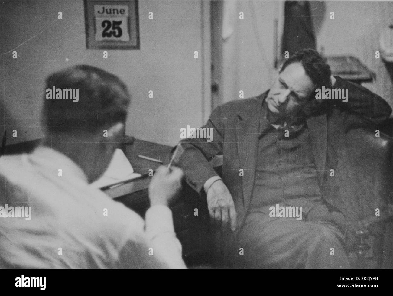 Frederick Duquesne au bureau de Harry Sawyer, 25 juin 1941 une des cinq photographies de l'espion Fritz Duquesne, assis, parlant à Harry Sawyer, intervieweur du FBI. Banque D'Images