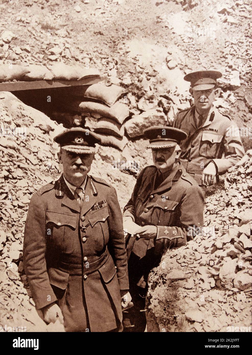 Le Lieutenant-général Sir Aylmer Gould Hunter-Weston était un général de l'Armée britannique qui a servi pendant la première Guerre mondiale à Gallipoli. Photo : le major-général Aylmer Hunter-Weston (devant gauche) et le personnel de Cape Helles, Gallipoli, 1915. Banque D'Images