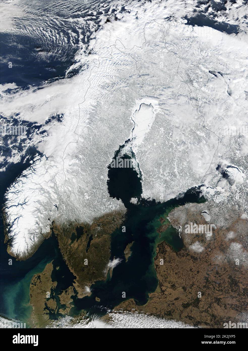 La Scandinavie a photographié en hiver à partir d'un satellite en orbite autour de la terre Banque D'Images