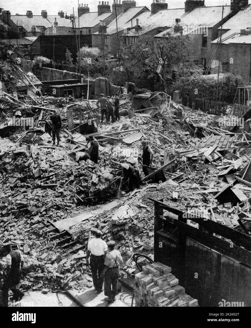 Dommages à la bombe dans une rue de Cambridge après un raid sur l'Est de l'Angleterre par la Luftwaffe (Armée de l'air allemande) dans la nuit du 18 au 19 juin 1940. Un certain nombre de maisons détruites, 11 civils tués et 14 blessés. Banque D'Images