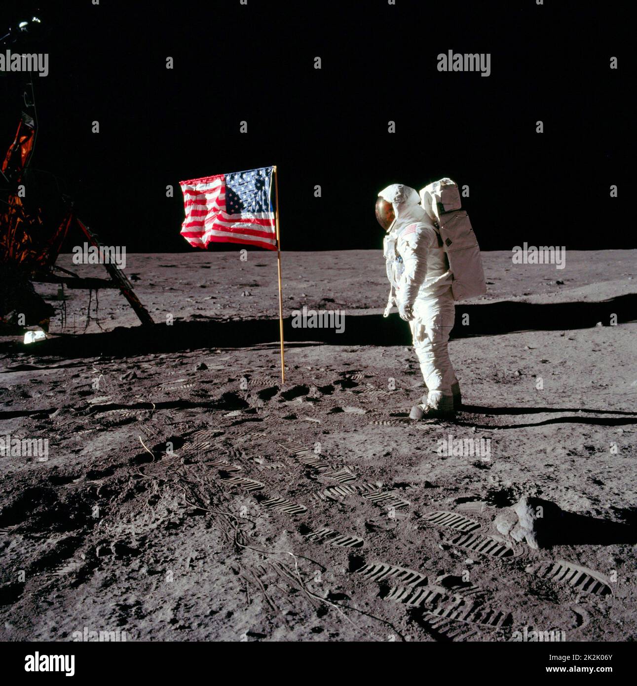 L'astronaute Neil A. Armstrong, commandant de mission d'Apollo ll, à l'assemblage de stockage d'équipement modulaire (MESA) du module lunaire « Eagle » sur la première activité extravéhiculaire historique (EVA) sur la surface lunaire. L'astronaute Edwin E. Aldrin Jr. A pris la photo avec un appareil photo Hasselblad 70mm. La plupart des photos de la mission Apollo 11 montrent Buzz Aldrin. C'est l'un des seuls qui montrent Neil Armstrong 20 juillet 1969. Banque D'Images