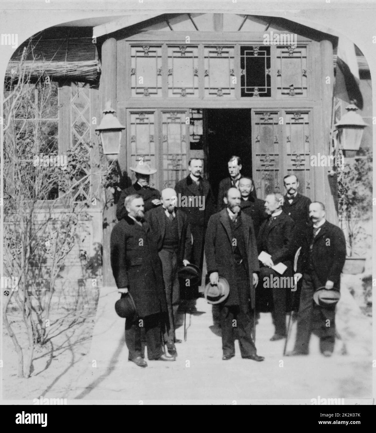 Un groupe de ministres des Affaires étrangères se tenant à l'extérieur de l'entrée de la légation espagnole à Pékin, au cours des négociations avec la Chine. 1900. Banque D'Images