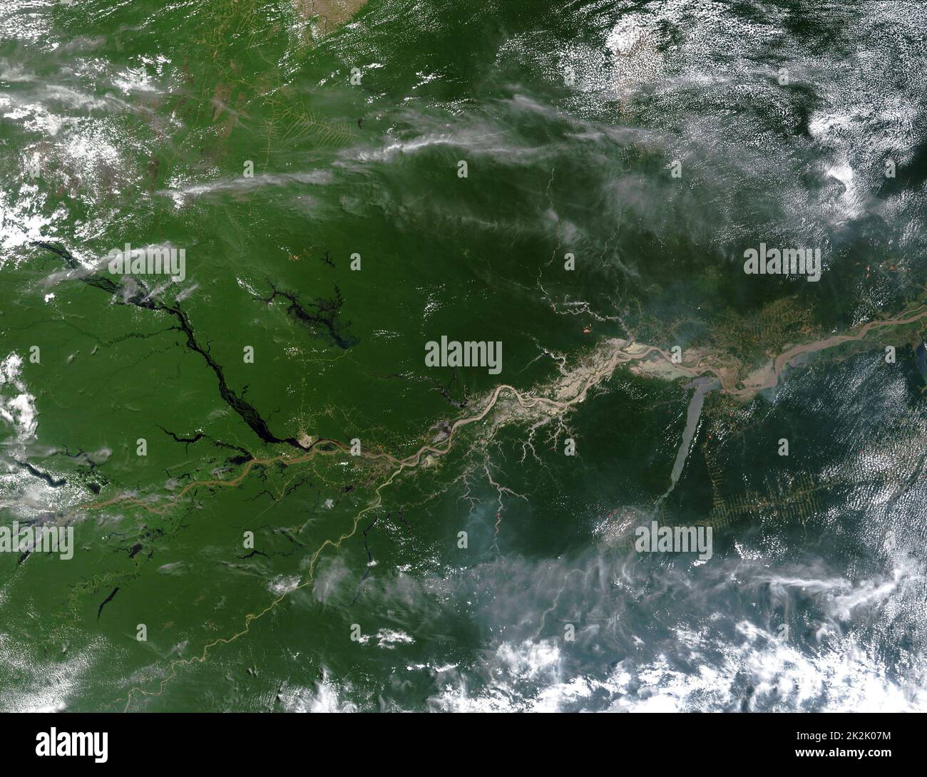 True-color image satellite de la rivière Amazone, vers le bas qui s'écoule d'un cinquième de l'eau entrant dans la rivière des océans. Credit : NASA. L'Amérique du Sud géographie Sciences Banque D'Images