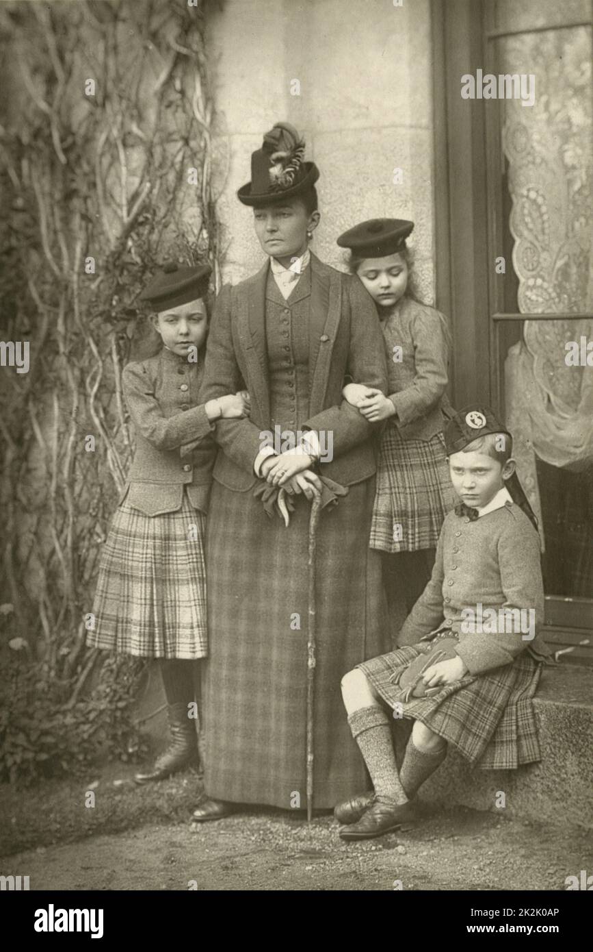 'Duchesse de Connaught (princesse Louise Margaret de Prusse - 1860-1917) épouse du troisième fils de la reine Victoria, Arthur Duke of Connaught, en photo c1890 avec leurs trois enfants qui portent tous un tartan écossais.' Banque D'Images