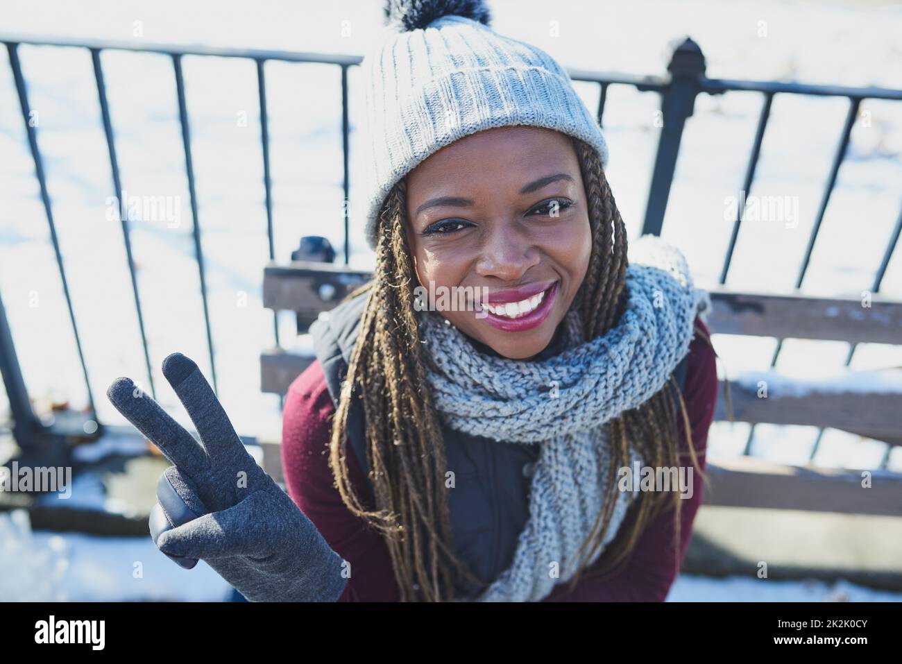 L'hiver, restez au frais. Photo d'une belle jeune femme faisant un geste de paix lors d'une journée enneigée en plein air. Banque D'Images
