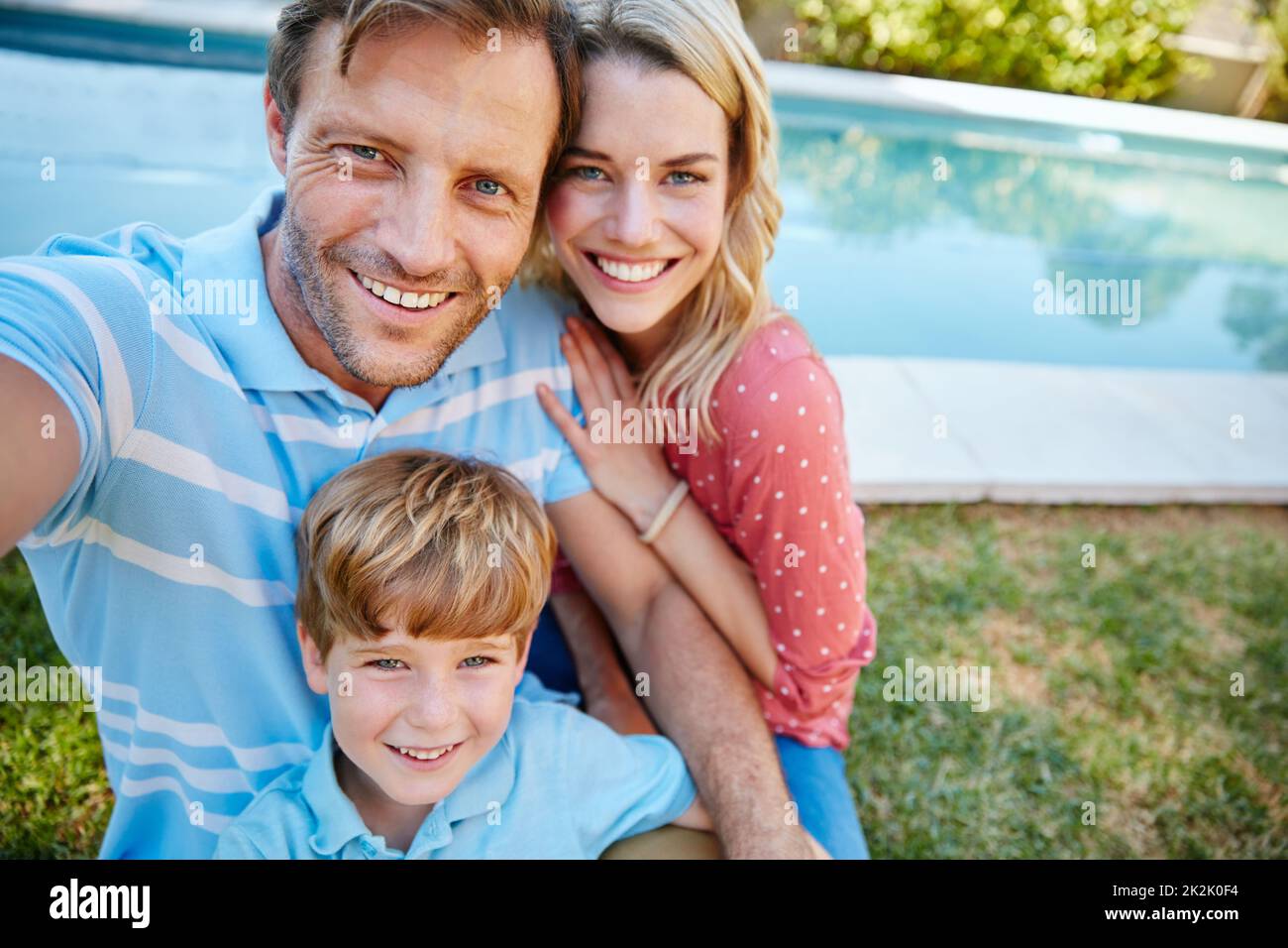Immortalisez le moment pour le rendre durable. Portrait d'une famille heureuse prenant un autoportrait ensemble à l'extérieur. Banque D'Images