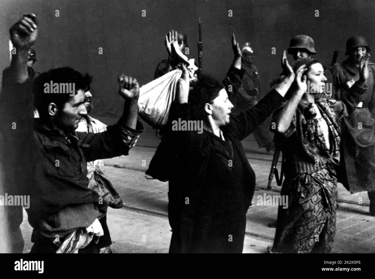 Les détenus juifs capturés prises au cours de la destruction du Ghetto de Varsovie, Pologne, 1943. Banque D'Images