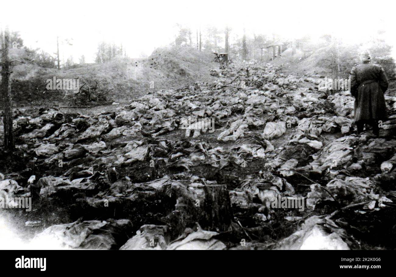 Le massacre de Katyn de milliers de prisonniers de guerre polonais (principalement des officiers militaires) par le NKVD soviétique, sur la base d'une proposition de Lavrentiy Beria d'exécuter tous les membres du corps d'officiers polonais. Le nombre de victimes est estimé à environ 22 000.photo de 1943 exhumation de la tombe de masse d'officiers polonais tués par la NKVD dans la forêt de Katyn en 1940 Banque D'Images