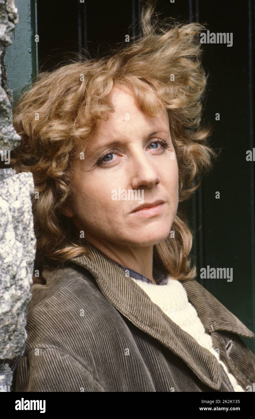 L actrice Fran aise H l ne Vincent Sur Le D cor De La S rie T l vis e l-actrice-fran-aise-h-l-ne-vincent-sur-le-d-cor-de-la-s-rie-t-l-vis-e