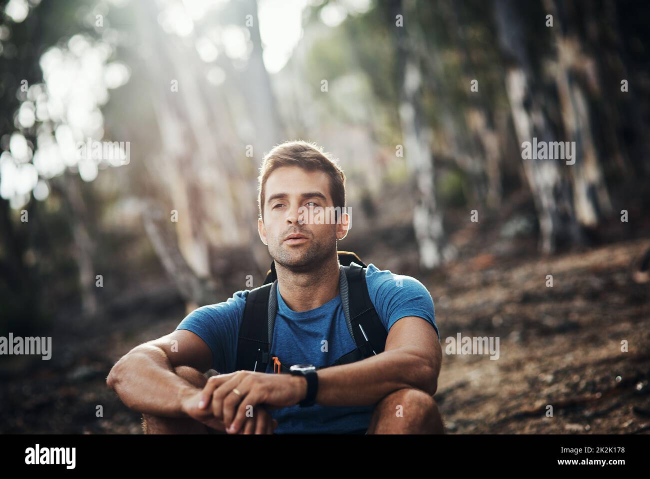 C'est juste moi et mes pensées. Photo courte d'un jeune homme insouciant qui fait une pause rapide après une randonnée dans une montagne pendant la journée. Banque D'Images