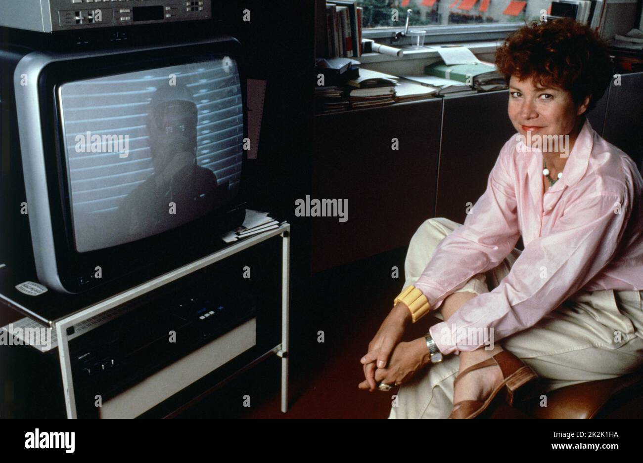 La productrice française de télévision Pascale Breugnot dans son bureau d'antenne 2, rue Montaigne, Paris. 1986 Banque D'Images
