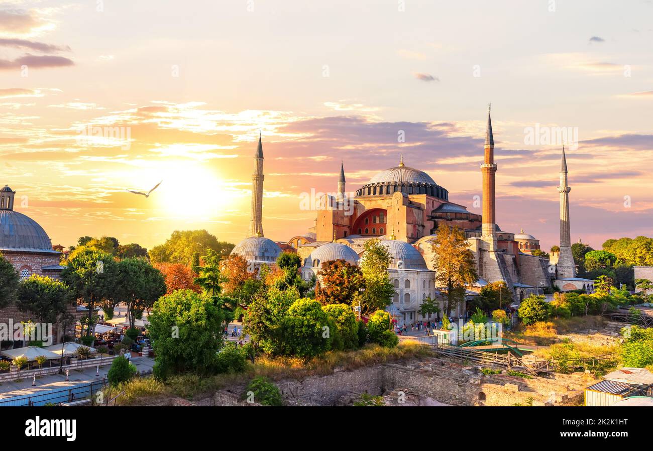 Célèbre basilique Sainte-Sophie d'Istanbul, vue sur le coucher du soleil, Turquie Banque D'Images