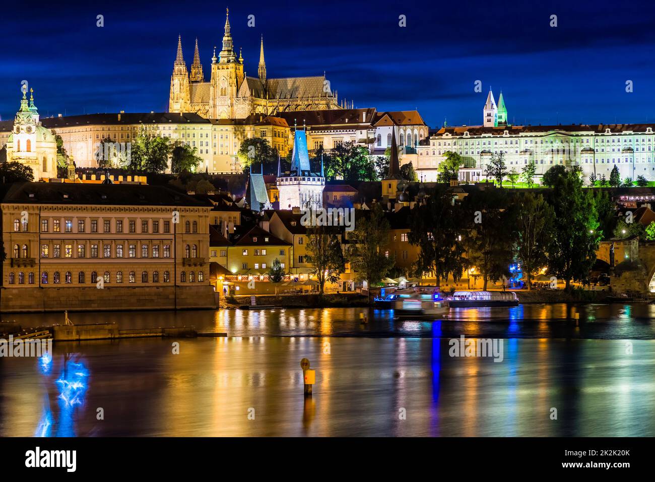 Paysage urbain de Prague avec le château, les tours et le pont Charles la nuit. République tchèque Banque D'Images