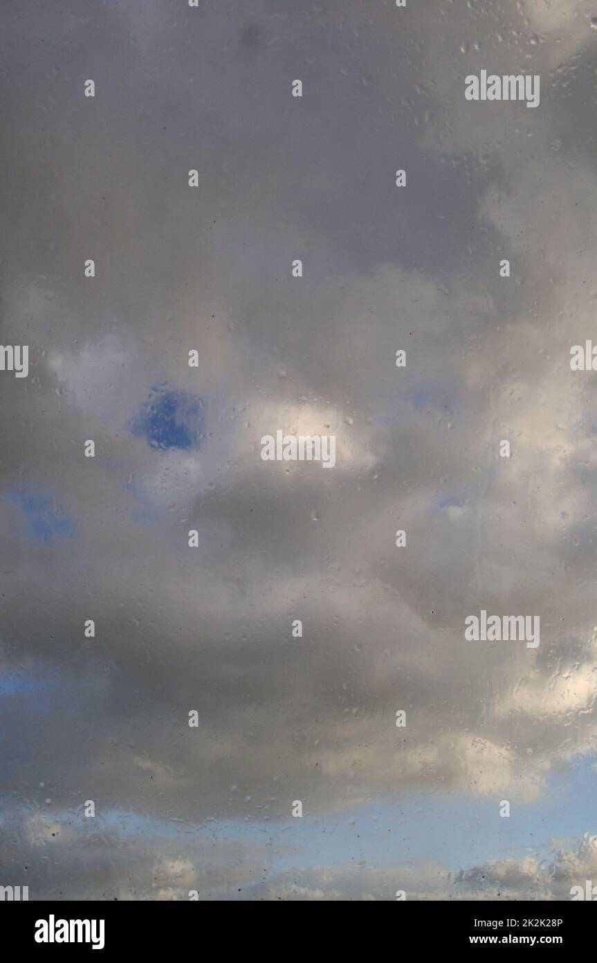 nuages gris dans le ciel Banque D'Images