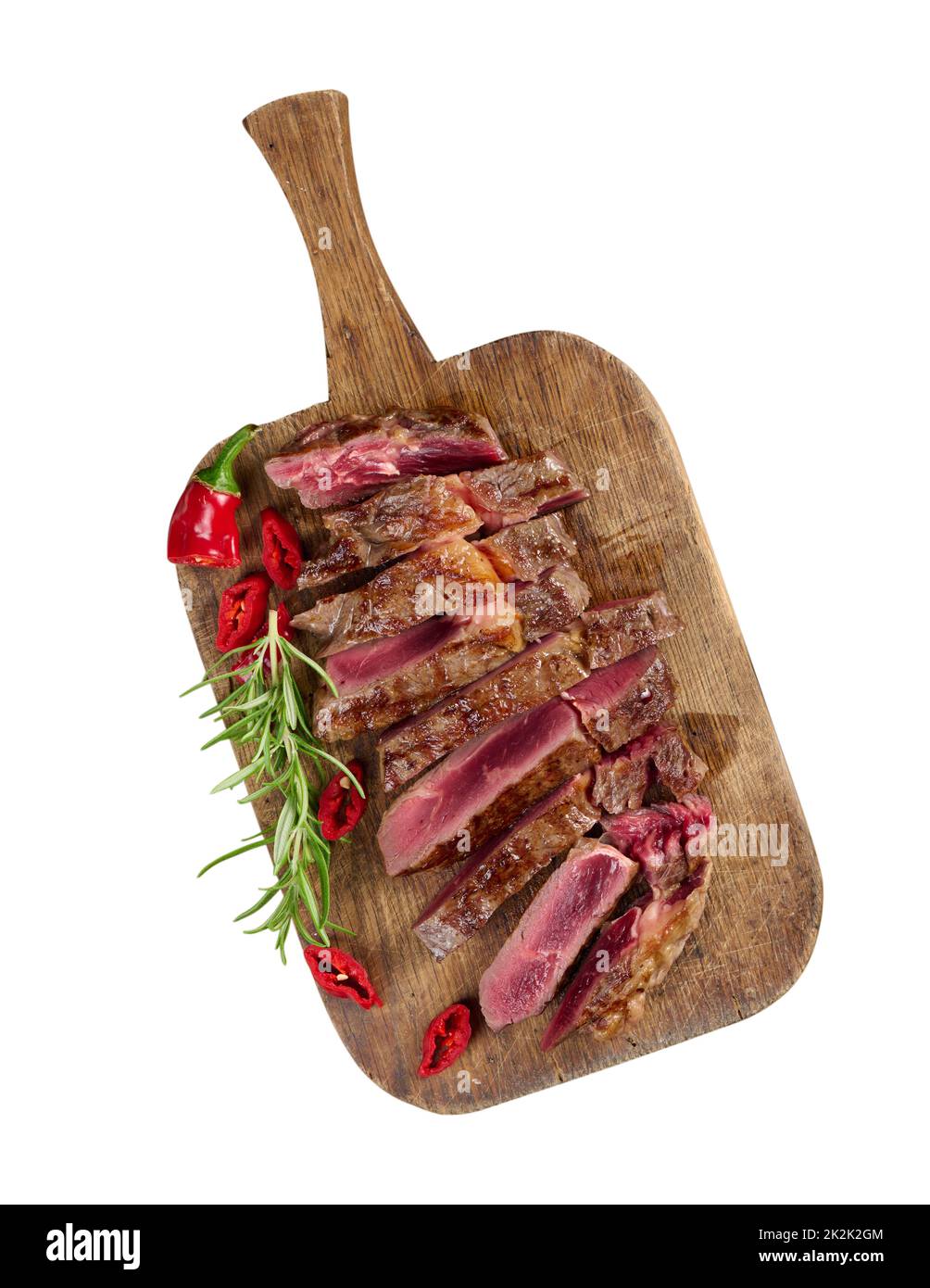 morceau de bœuf rôti coupé en morceaux sur une planche à découper brun vintage, rare donaité. Délicieux steak Banque D'Images