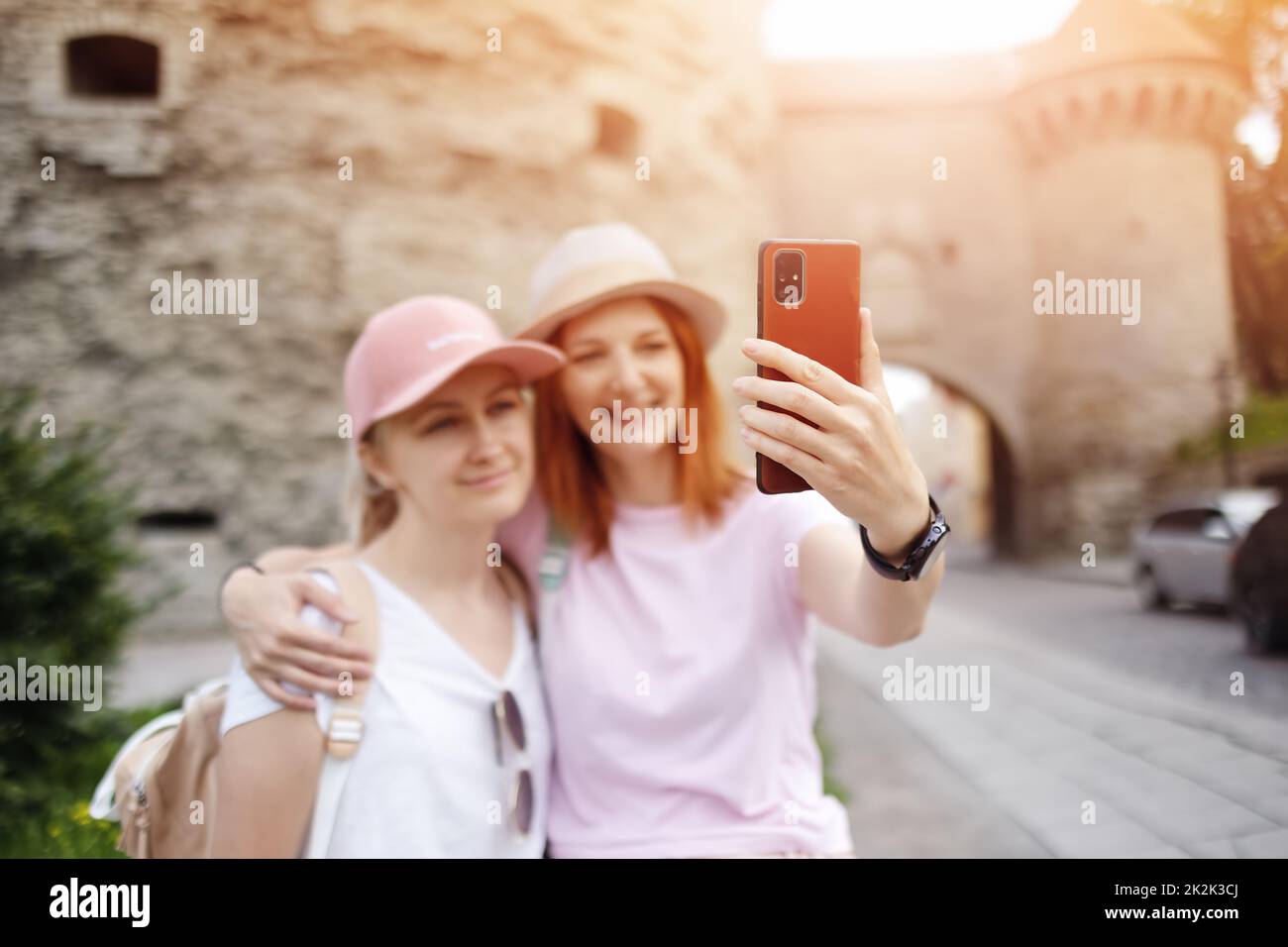 Deux femmes prenant un selfie dans le vieux Tallinn, Estonie Banque D'Images