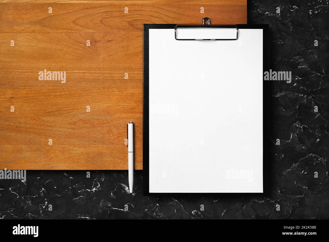 Presse-papiers, papier à en-tête, stylo Banque D'Images