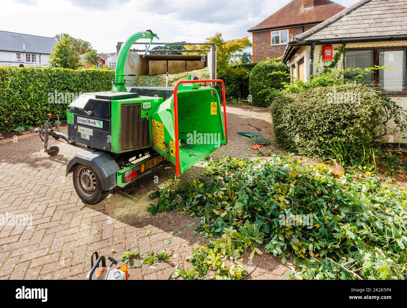 Un hespérie commercial GreenMech Quadchip 160 en exploitation à Surrey, dans le sud-est de l'Angleterre, qui élimine les garnitures de l'abattage d'un chêne de jardin Banque D'Images