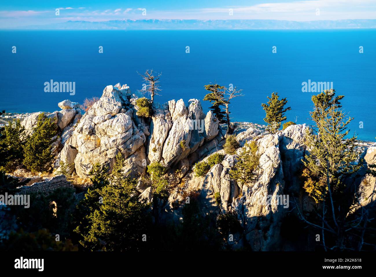 Vue sur la mer depuis la fenêtre de la rue Château de Hilarion. District de Kyrenia, Chypre Banque D'Images