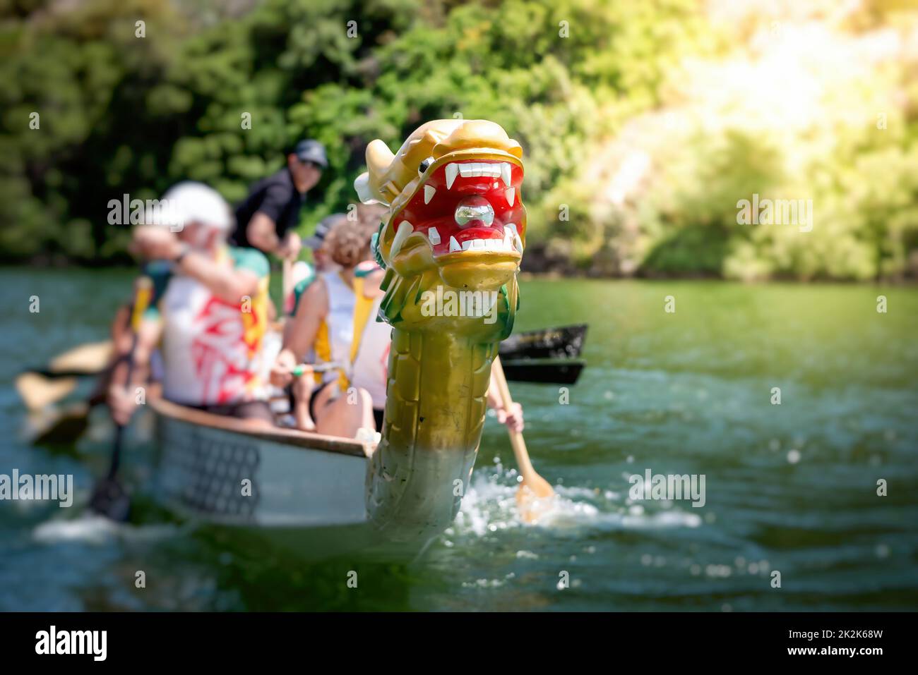 Prise de vue à angle bas d'un bateau-dragon avec tête décorée Banque D'Images