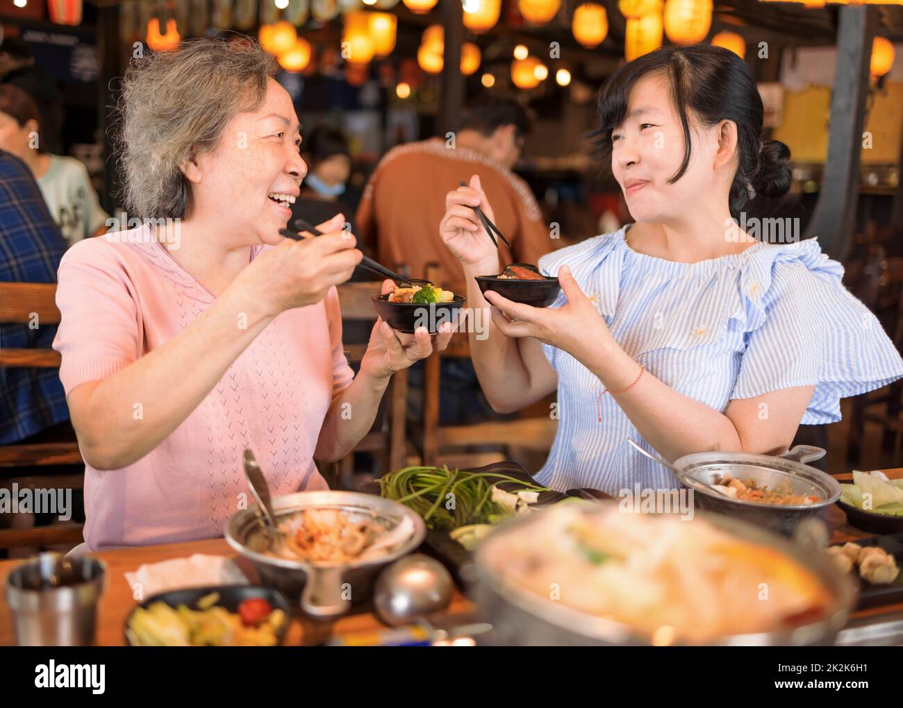 Bonne mère et bonne fille célébrant la fête des mères au restaurant Banque D'Images