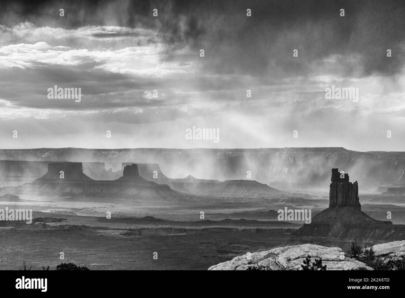 Une tempête au-dessus de la Tour Candlestick et des Buttes de la Croix. Parc national de Canyonlands et Glen Canyon NRA, Utah. Banque D'Images