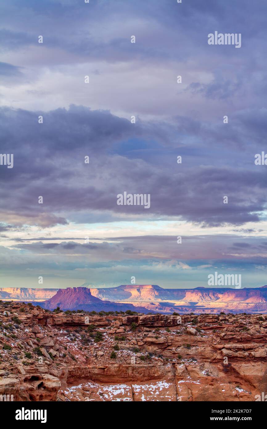 Nuages d'orage au-dessus d'Ekker Butte et des falaises d'Orange dans le Glen Canyon NRA, vue depuis la tour Candlestick, parc national de Canyonlands, Utah. Banque D'Images