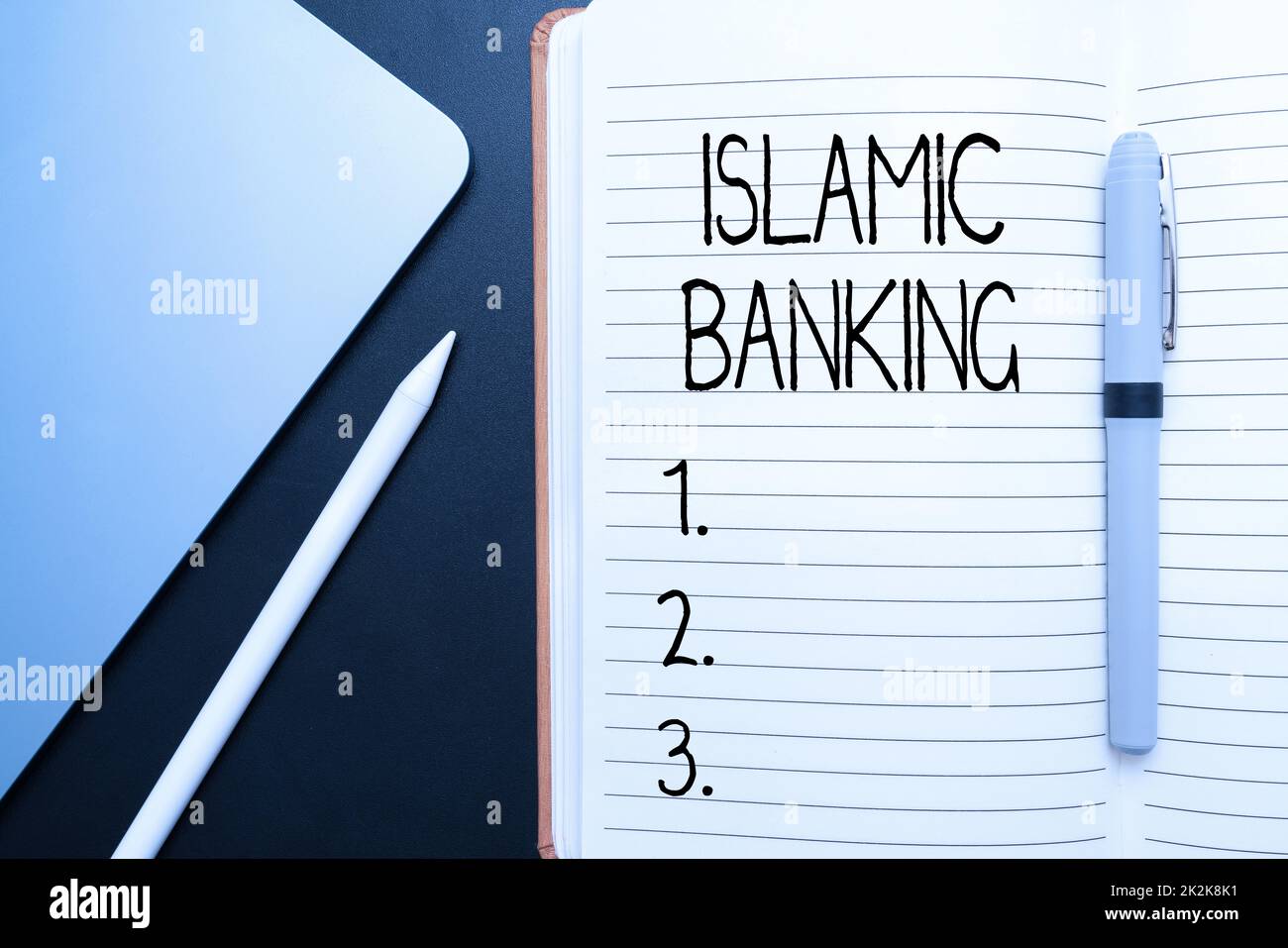 Texte d'écriture Banque islamique. Business Showcase système bancaire basé sur les principes de la loi islamique fournitures de bureau sur le bureau avec clavier et des lunettes et une tasse de café pour le travail Banque D'Images