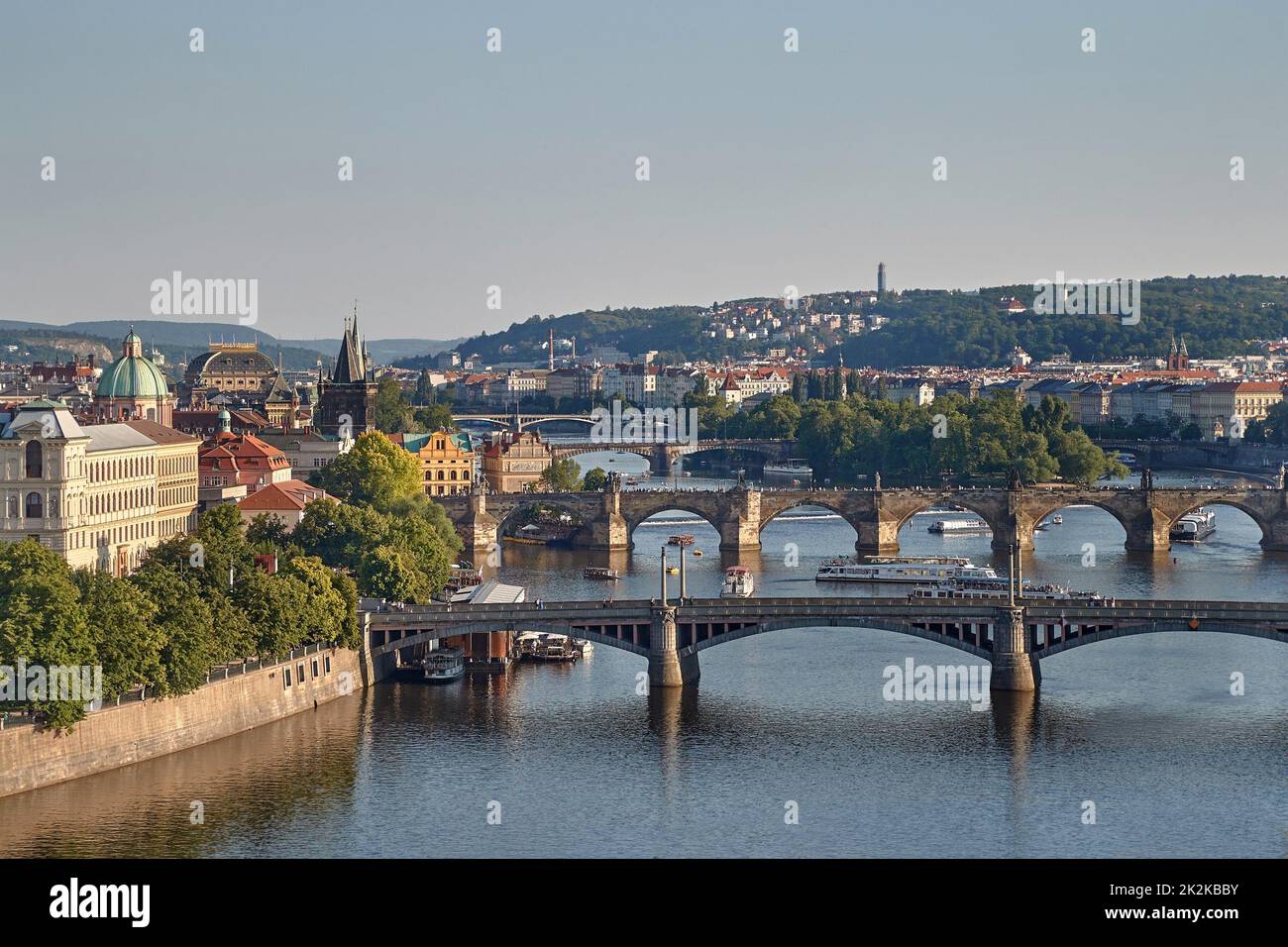 Prague, la Vltava, Bateaux et ponts Banque D'Images