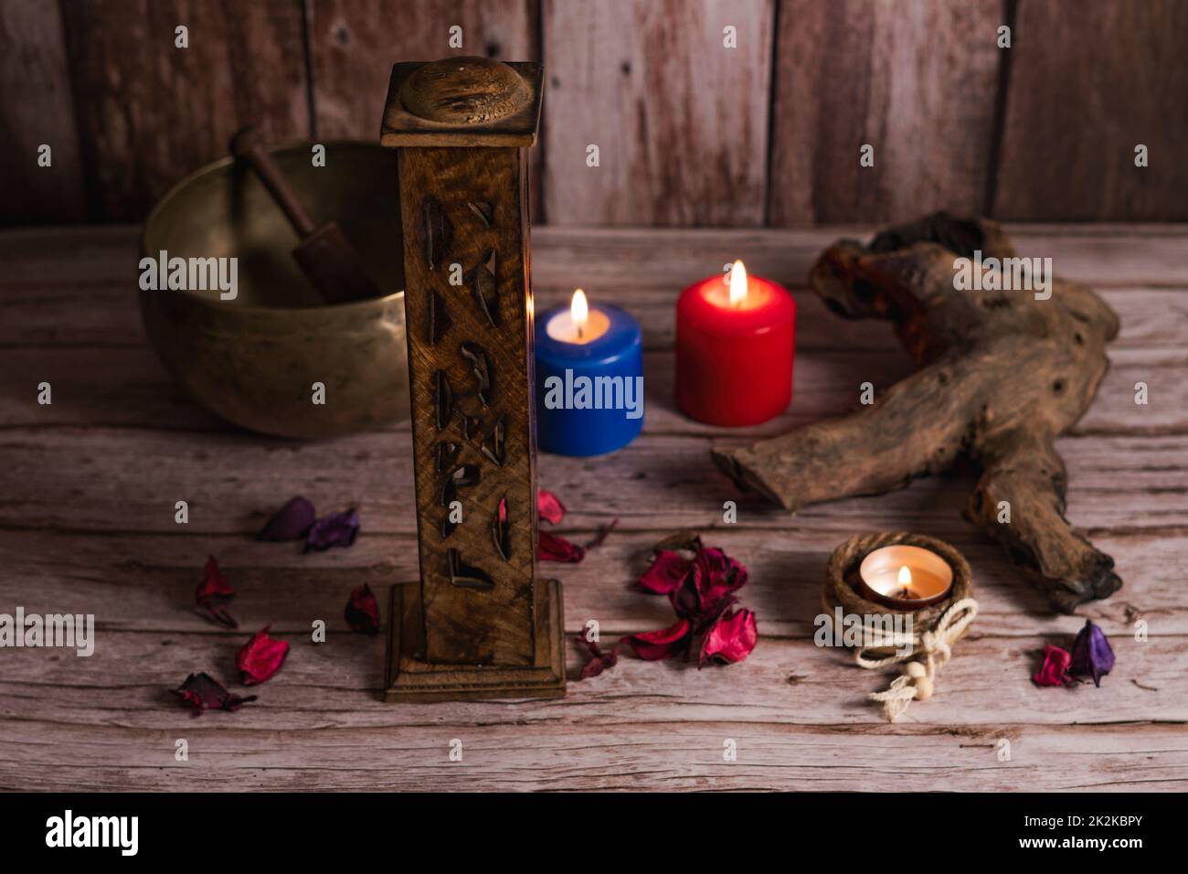 brûleur à encens en bois sculpté avec bougies de couleur lumineuse Banque D'Images