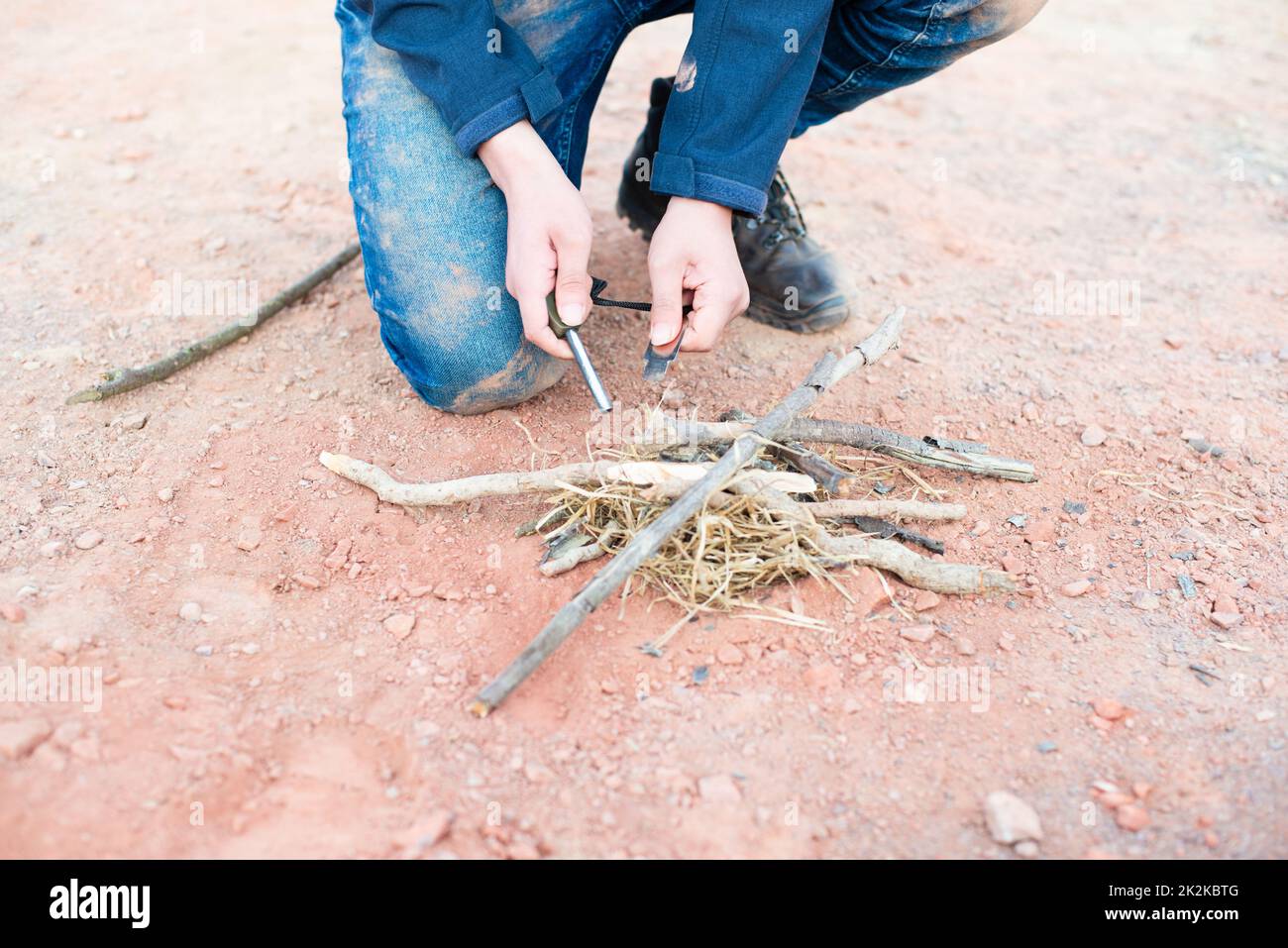 Démarrer un feu avec un firesteel, matériel de survie et d'aventure, compétences en plein air, homme faisant un feu de camp Banque D'Images