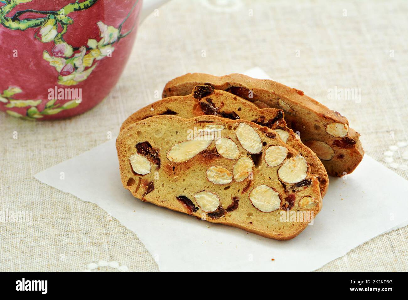 Le raisin d'amande croque sur parchemin avec une tasse de thé de format horizontal. En-cas gastronomiques. Banque D'Images