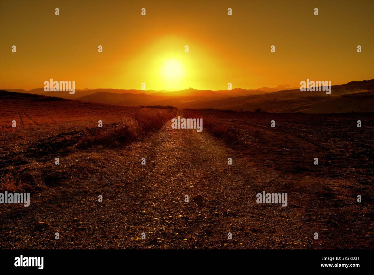 Paysage de Sicile avec route de terre au coucher du soleil, Italie Banque D'Images