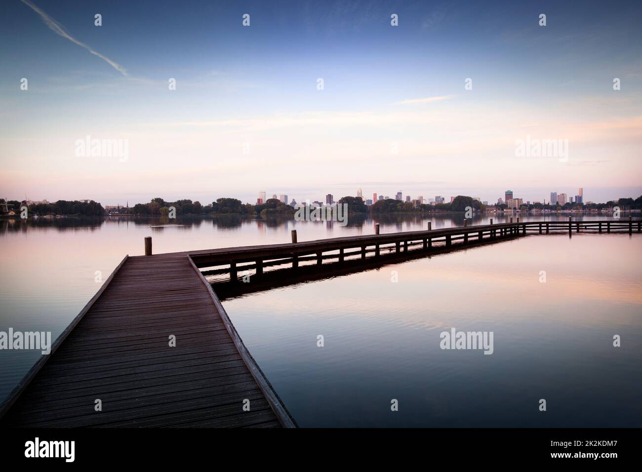 Jetée dans le Kralingse Plas avec l'horizon de Rotterdam en arrière-plan Banque D'Images