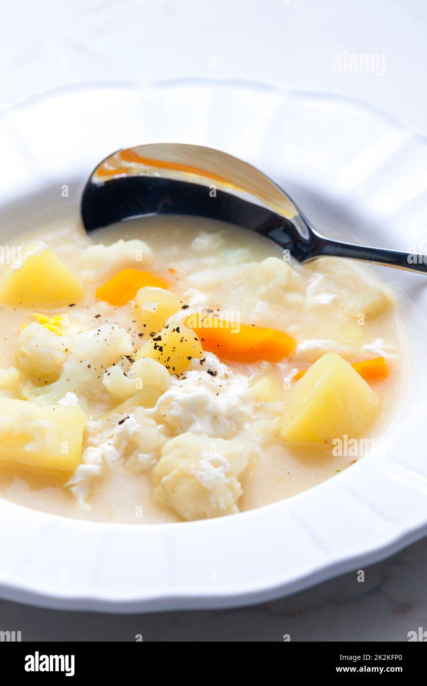 soupe de chou-fleur aux carottes, pommes de terre et œufs Banque D'Images soupe de chou-fleur aux carottes, pommes de terre et œufs Banque D'Images