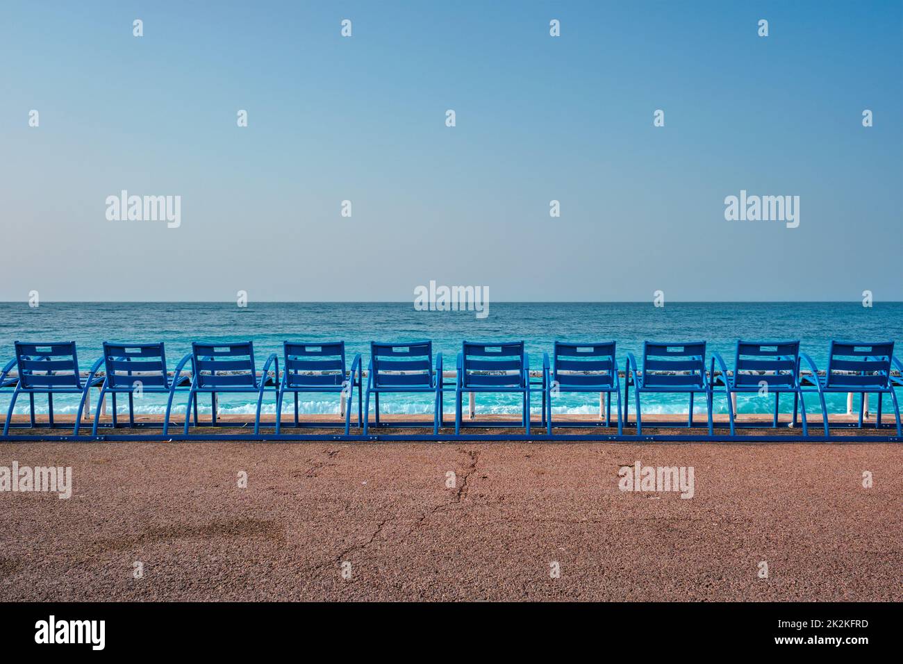 Célèbres chaises bleues sur la plage de Nice, France Banque D'Images