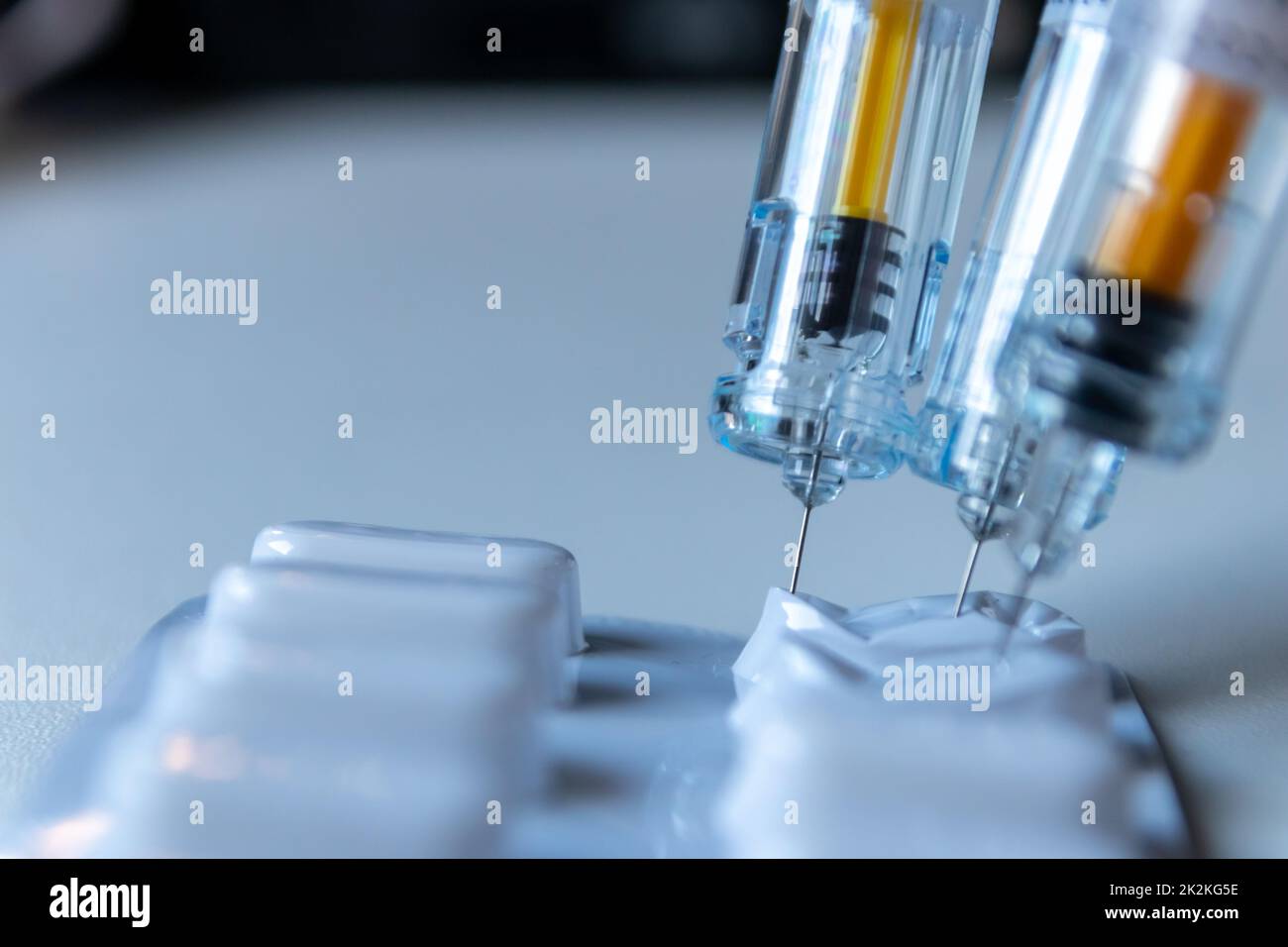 Combinaison de pilules et d'injections comme nouveaux vaccins médicaux prêts à l'injection avec la seringue et le vaccin injectez le traitement pour l'immunisation dans les malades faibles comprimés analgésiques toxicomanie Banque D'Images