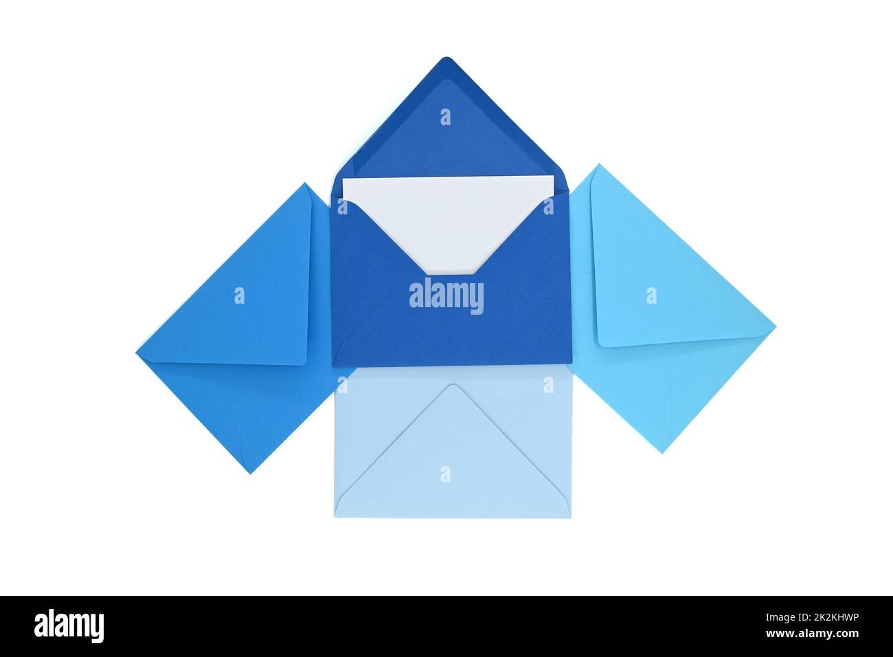 Enveloppes de teintes bleues avec carte blanche vierge Banque D'Images