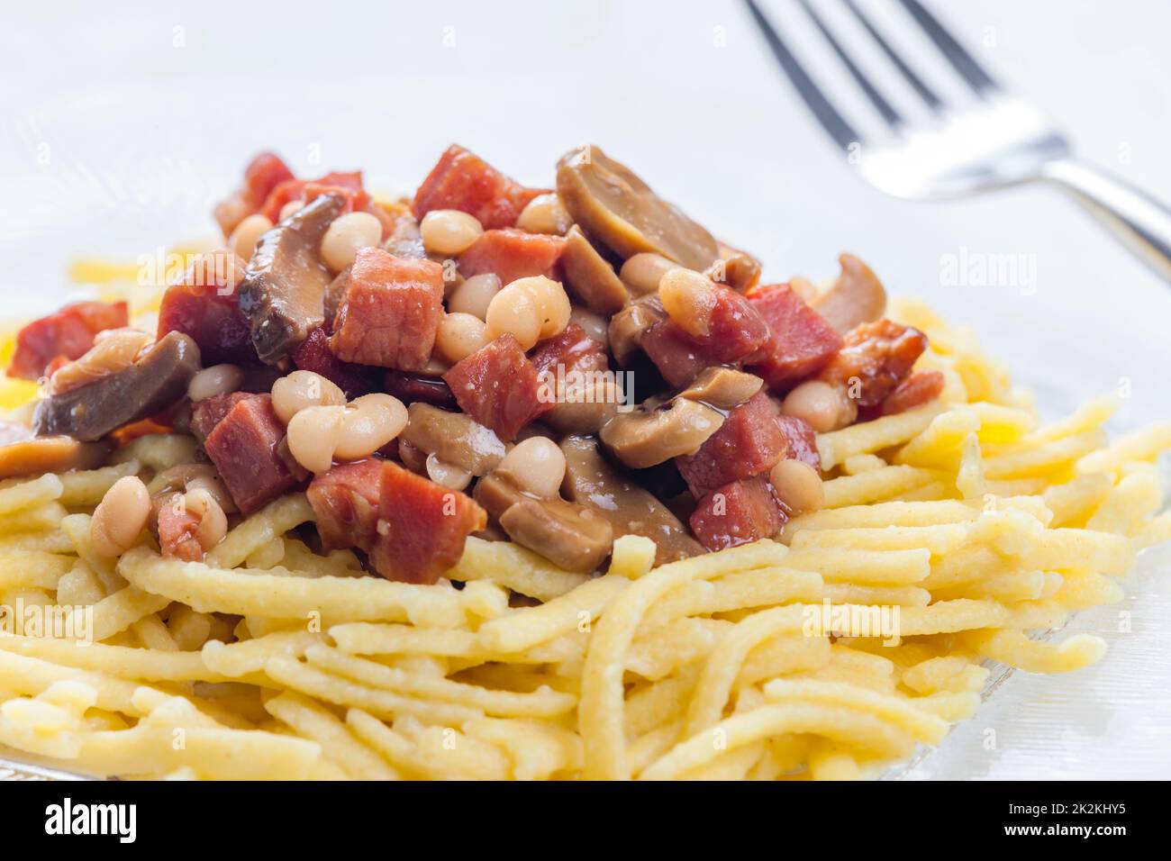 spatzles avec du bacon, des haricots et de la sauce aux champignons Banque D'Images