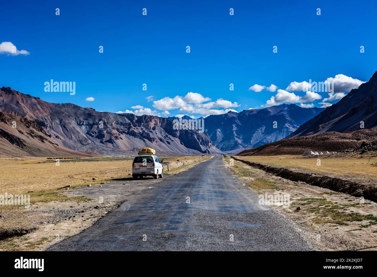 Route Manali-Leh dans l'Himalaya avec voiture Banque D'Images