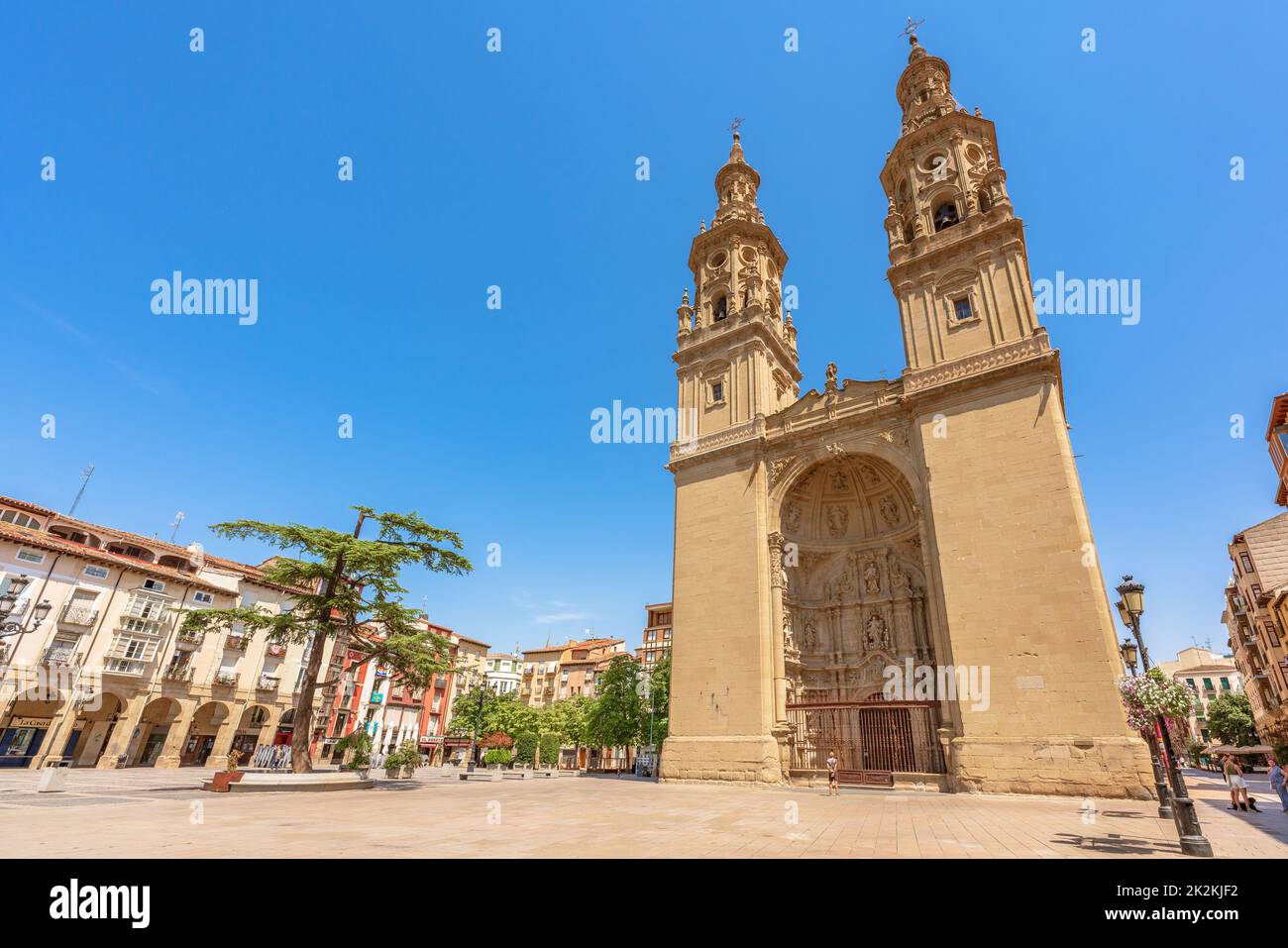 Logroño, Espagne. 08.05.2022 belle place de la ville avec une cathédrale majestueuse. L'église Santa María de la Redonda est située au coeur même de la vieille ville Banque D'Images