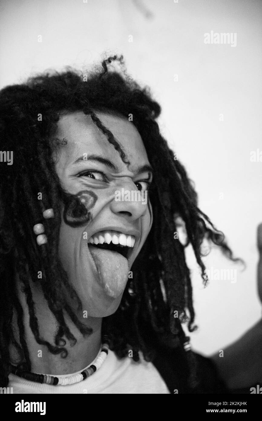 Rasta, une chanteuse de cheveux qui se produit sur scène Banque D'Images