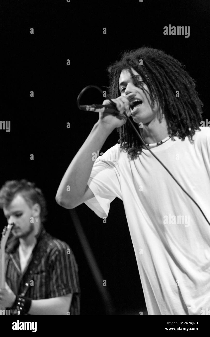 Rasta, une chanteuse de cheveux qui se produit sur scène Banque D'Images