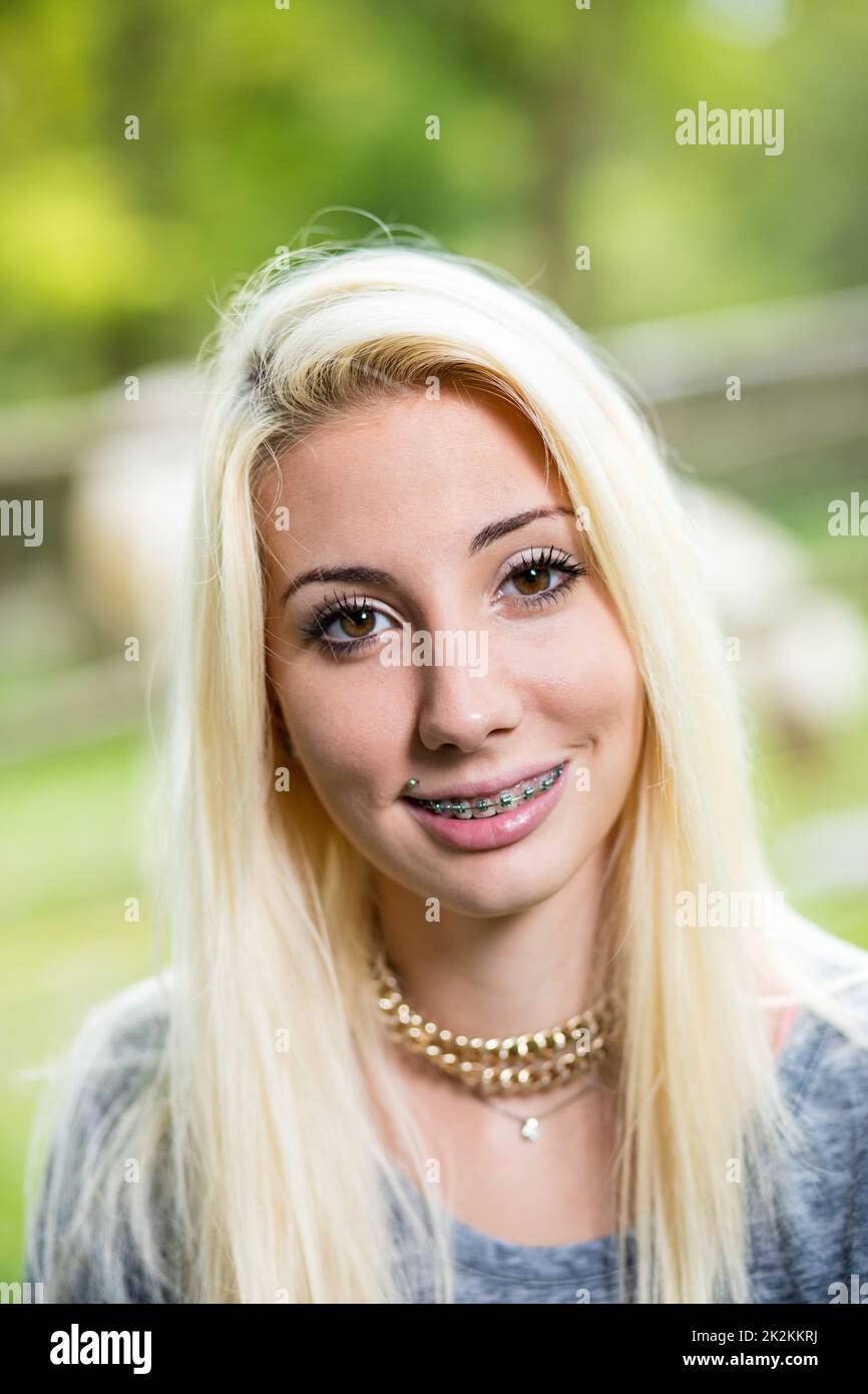 bretelles sur une jeune femme blonde souriante Banque D'Images