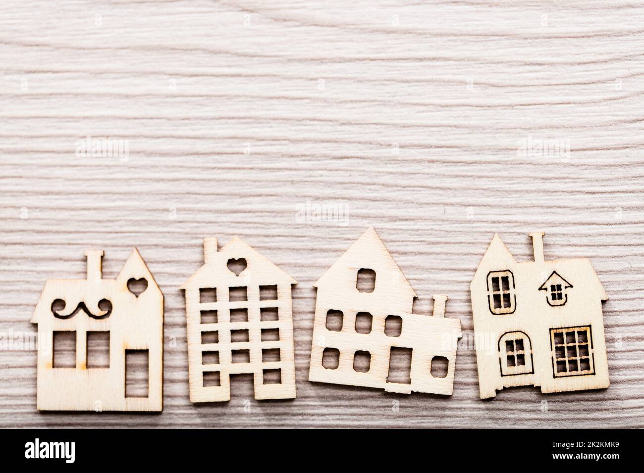 Petites découpes de maison en bois de différentes conceptions formant une frontière Banque D'Images